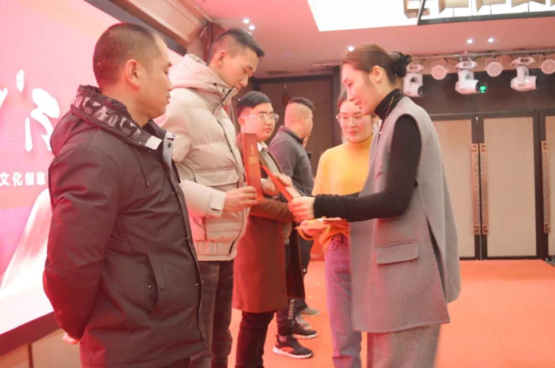 丁總為優(yōu)秀班組員工頒獎(jiǎng) 丁總為優(yōu)秀班組員工頒獎(jiǎng)