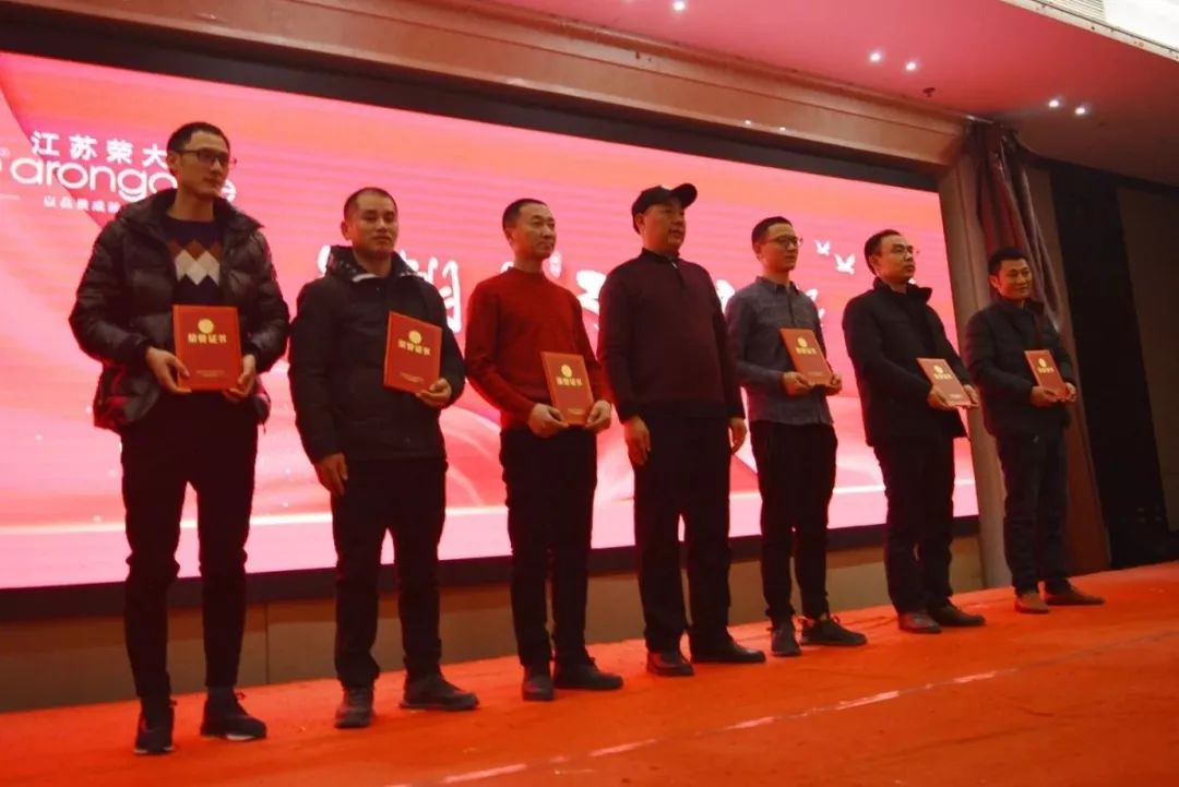 侍總與優(yōu)秀班組長(zhǎng)合影 侍總與優(yōu)秀班組長(zhǎng)合影